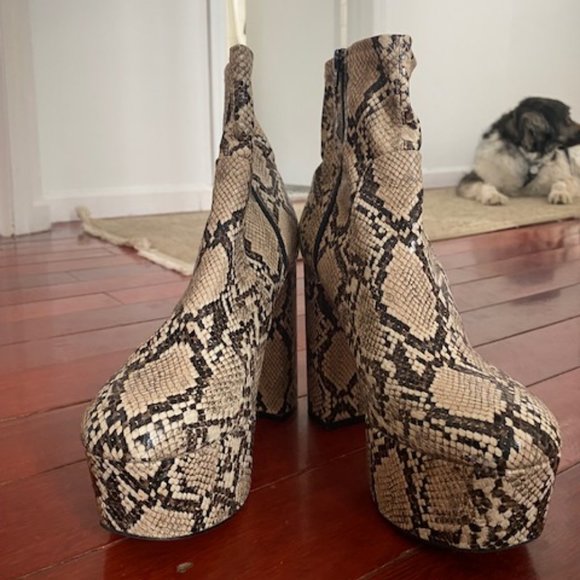 8.5 Women Platform Snakeskin Booties - Picture 2 of 2